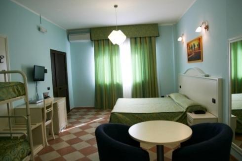 Family Room,632408892:JPEG